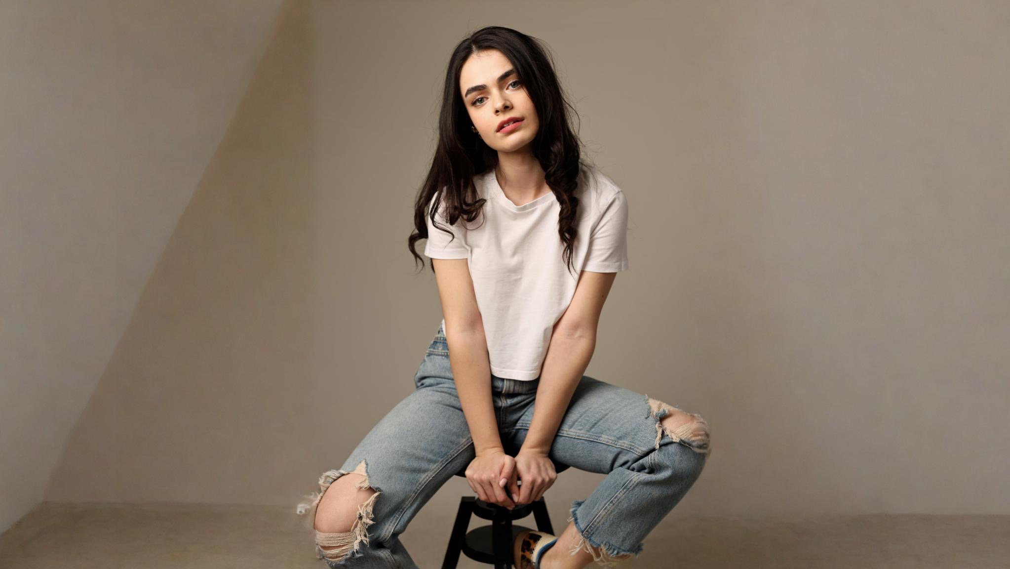 Işıl Elmas: “Bir karakteri anlamanın ve içselleştirmenin esas anahtarının geçmiş hikayesi olduğuna inanıyorum.”