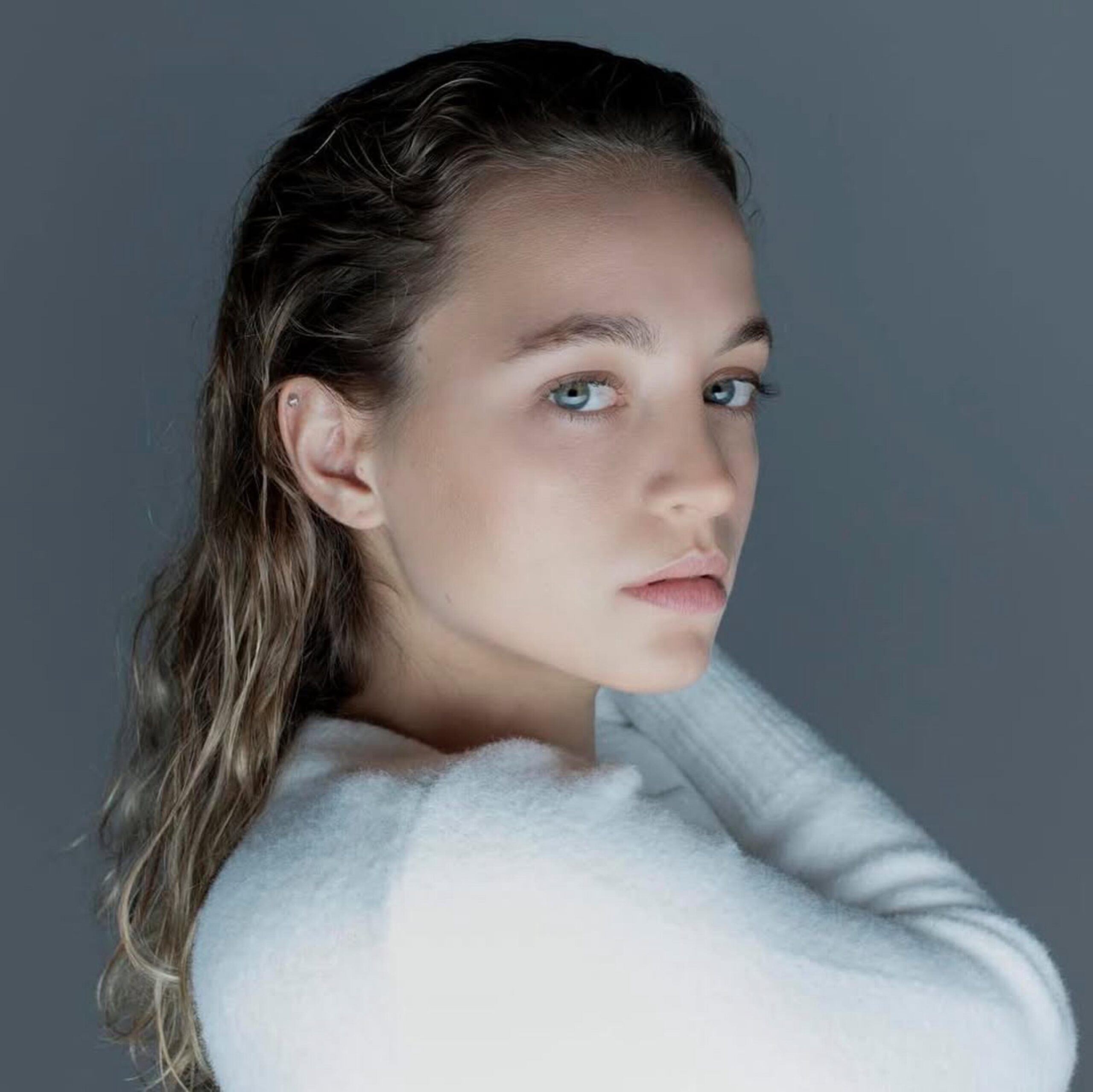 Yeşim Çelebi: “Oyunculuğun en sevdiğim yanı, bu üretim sürecinde çok farklı insanlarla temas hâlinde olmak.”